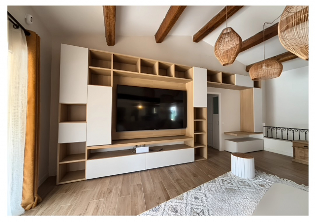 Aménagement intérieur chaleureux et fonctionnel pour maison familiale