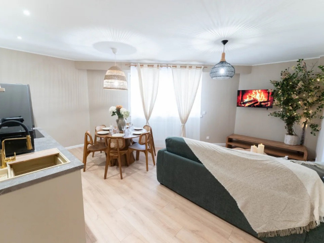 Luxe Éphémère : Un Chef-d'Œuvre de Location Saisonnière 3 Pièces à Nice