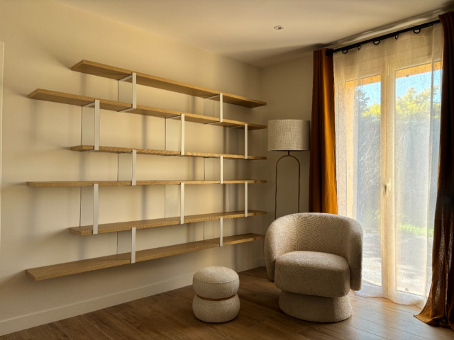 Aménagement intérieur chaleureux et fonctionnel pour maison familiale