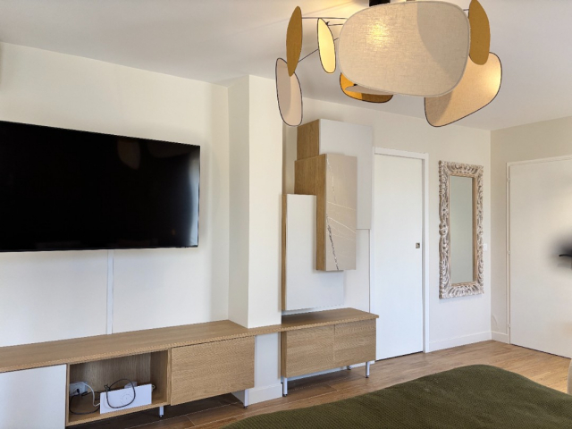 Aménagement intérieur chaleureux et fonctionnel pour maison familiale