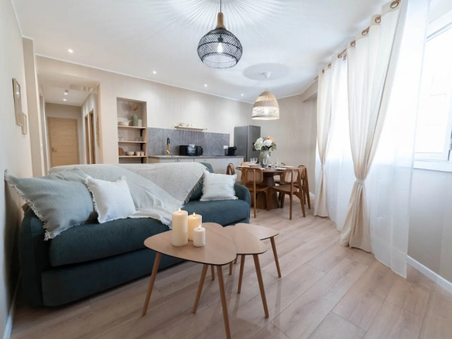 Luxe Éphémère : Un Chef-d'Œuvre de Location Saisonnière 3 Pièces à Nice