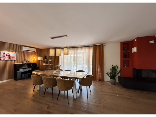 Aménagement intérieur chaleureux et fonctionnel pour maison familiale