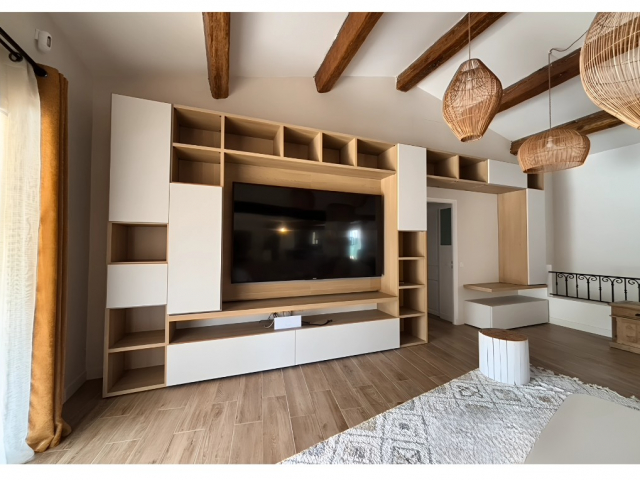 Aménagement intérieur chaleureux et fonctionnel pour maison familiale